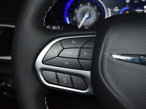 Used 2025 Chrysler Voyager LX FWD image 7