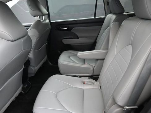 Used 2023 Toyota Highlander XLE image 27
