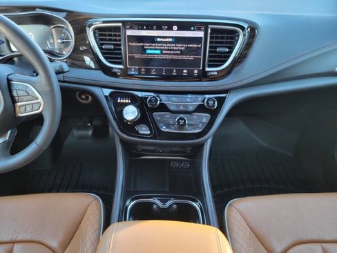 Used 2023 Chrysler Pacifica Pinnacle image 12
