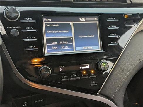 Used 2018 Toyota Camry SE image 12