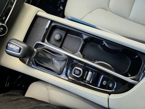 Used 2020 Volvo XC90 T5 Momentum w/ Protection Package Premier image 34