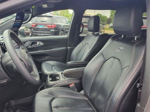 Used 2022 Chrysler Pacifica Touring-L w/ Uconnect Theater Family Group FWD image 6