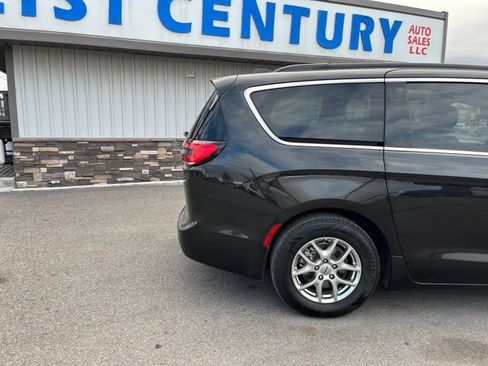 Used 2022 Chrysler Pacifica Touring FWD image 12