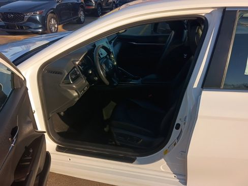 Used 2024 Toyota Camry SE image 3