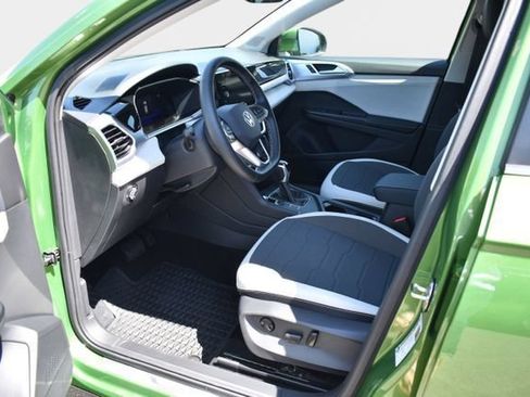 Used 2025 Volkswagen Taos SE FWD image 11