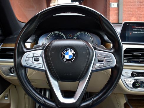 Used 2019 BMW 750i 750i Sedan w/ Executive Package image 23