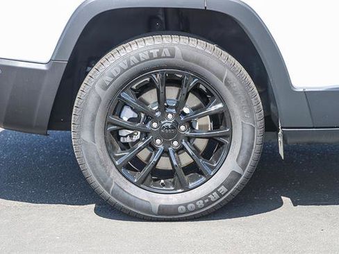 Used 2023 Jeep Cherokee Altitude Lux image 10