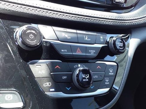 New 2023 Chrysler Pacifica Touring-L w/ S Appearance Package image 6