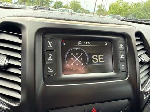 Used 2017 Jeep Cherokee Latitude w/ Cold Weather Group AWD/4WD image 28