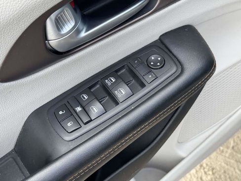 Used 2017 Chrysler Pacifica Touring-L image 15