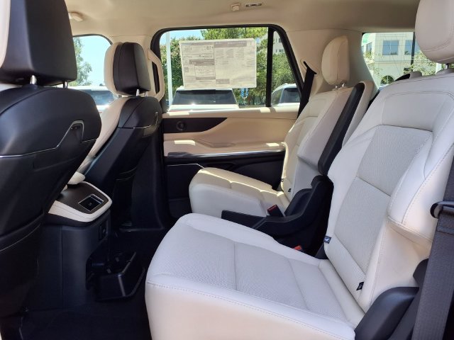 New 2027 Lincoln Navigator Premiere RWD image 8