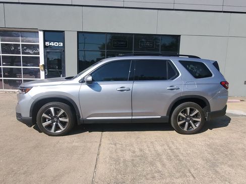 Used 2024 Honda Pilot Touring image 3