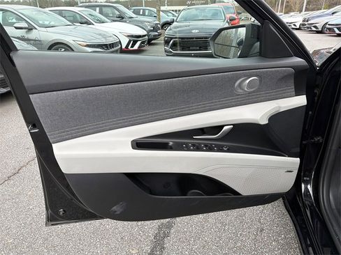 Certified 2022 Hyundai Elantra Limited image 10