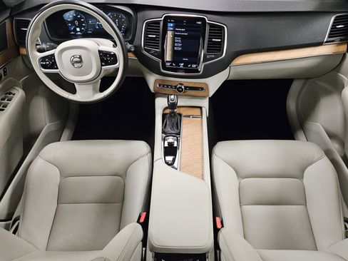Used 2022 Volvo XC90 T6 Momentum w/ Climate Package image 12