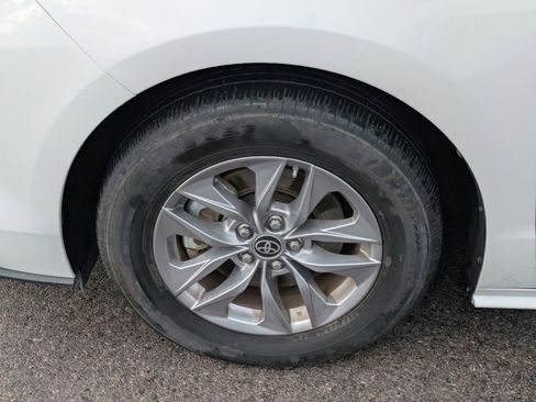 Used 2025 Toyota Sienna LE image 14