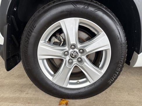 Used 2024 Toyota Highlander LE image 37