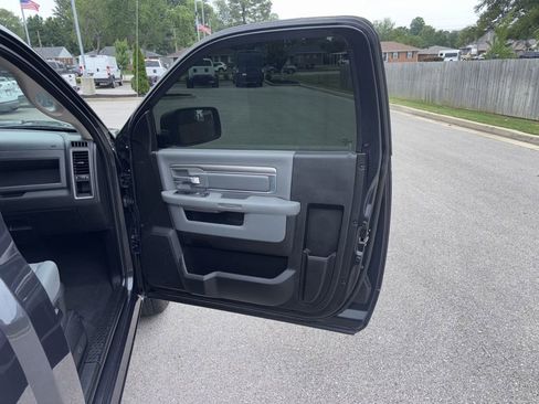 Used 2017 RAM 1500 Express RWD image 36