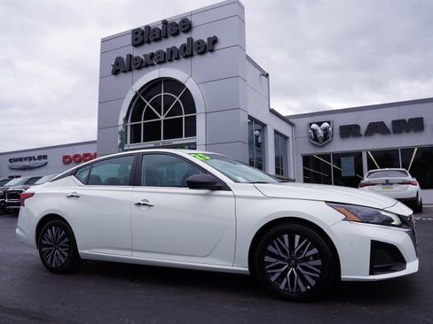 Used 2025 Nissan Altima 2.5 SV FWD image 1