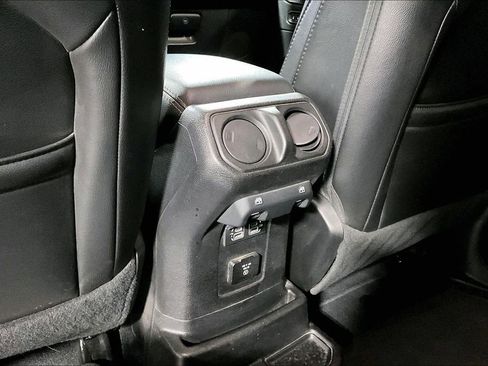 Used 2020 Jeep Wrangler Unlimited Sahara image 32