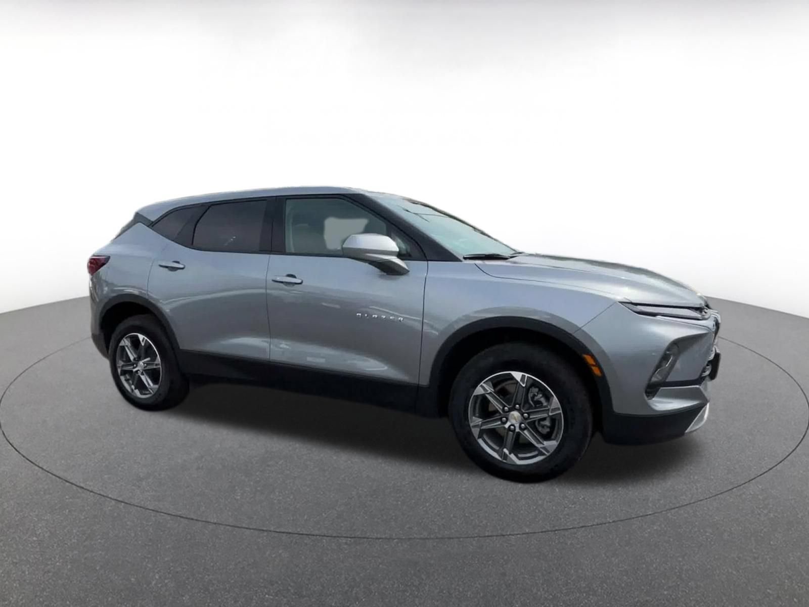 Used 2026 Chevrolet Blazer LT AWD/4WD image 2