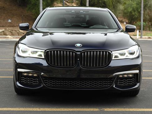 Used 2019 BMW 750i w/ M Sport Package RWD image 2