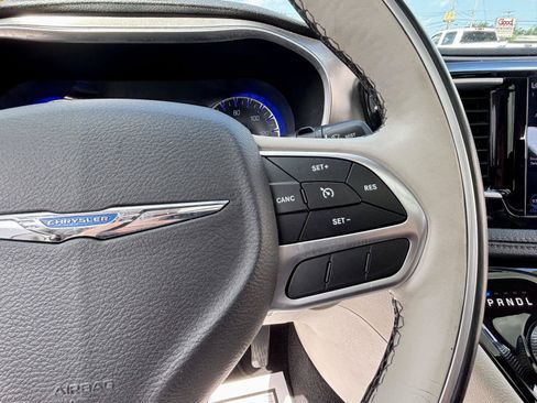 Used 2018 Chrysler Pacifica Limited FWD image 33