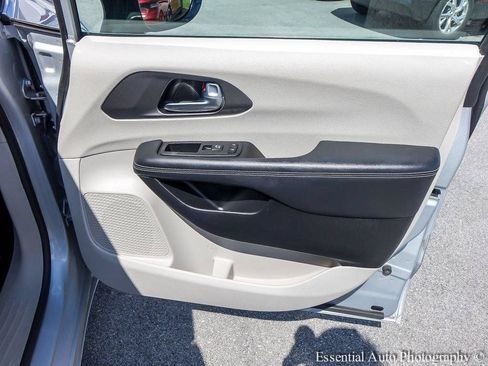 Used 2024 Chrysler Pacifica Touring-L FWD image 23
