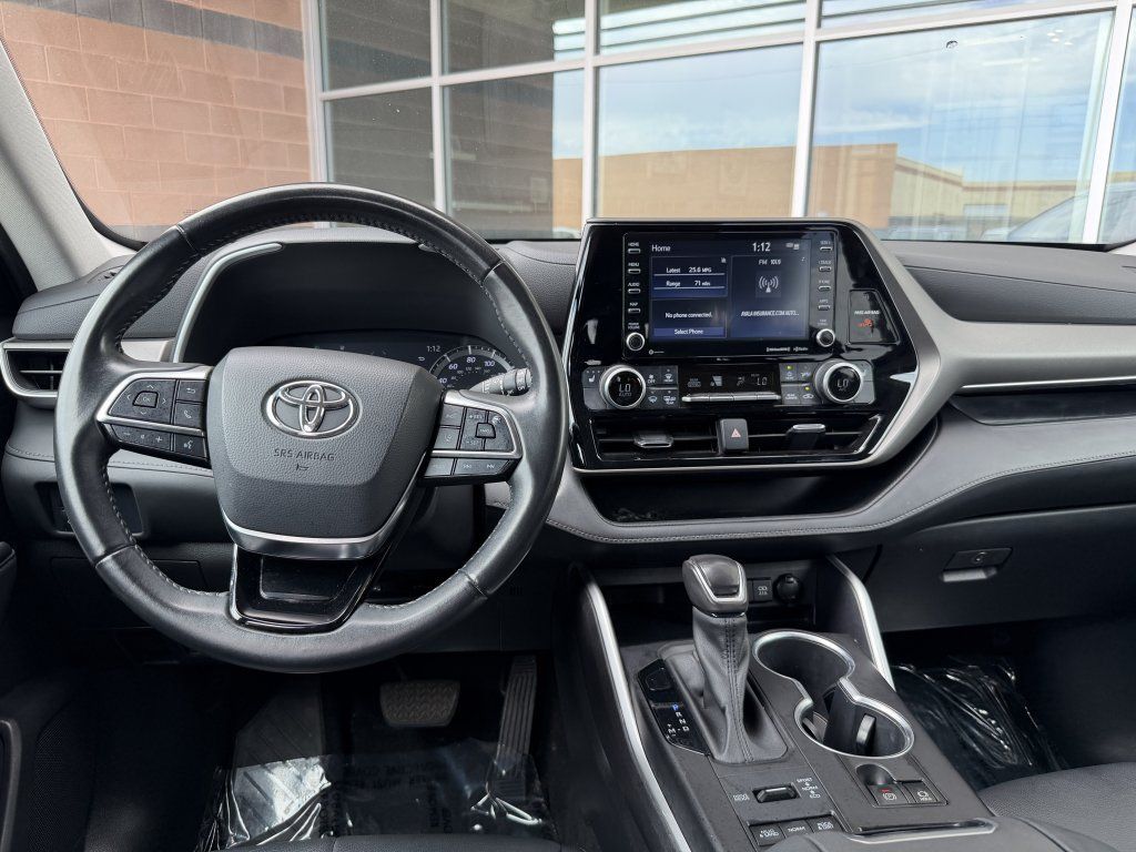 Used 2021 Toyota Highlander XLE AWD/4WD image 16