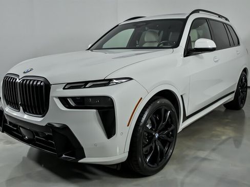 Used 2023 BMW X7 xDrive40i w/ M Sport Package AWD/4WD image 4
