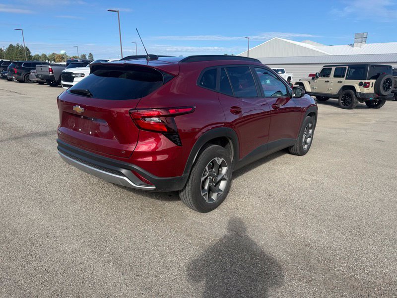 Used 2024 Chevrolet Trax LT w/ Sunroof Package FWD image 14
