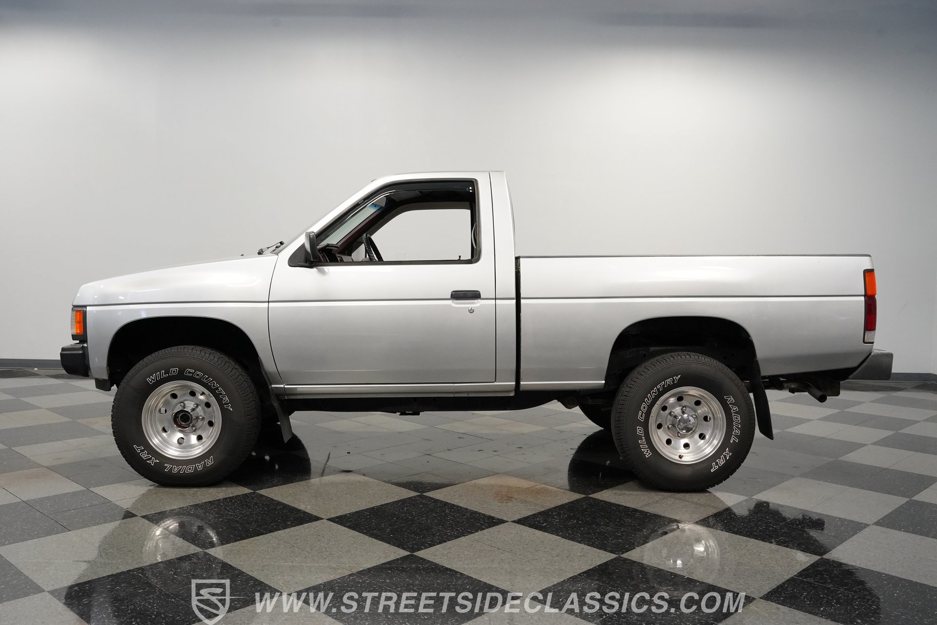 Used 1990 Nissan Pickup 4x4 Regular Cab image 2