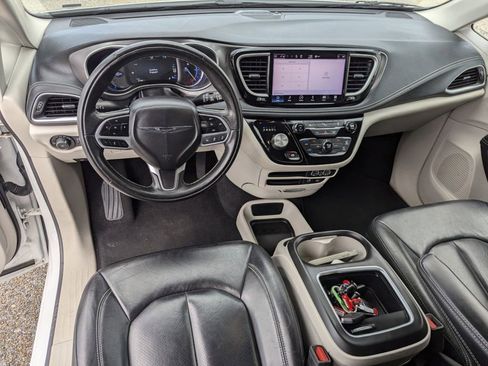 Used 2022 Chrysler Pacifica Touring-L image 22