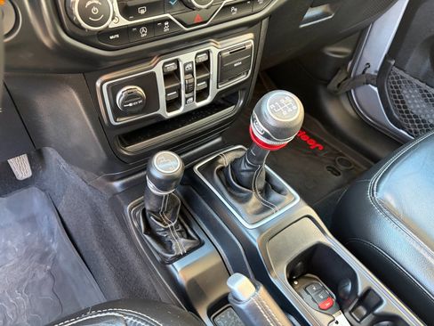 Used 2018 Jeep Wrangler Unlimited Sahara image 20