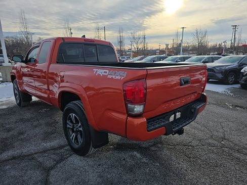 Used 2017 Toyota Tacoma TRD Sport image 5