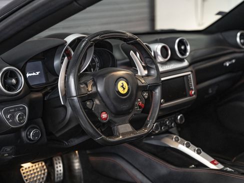 Used 2015 Ferrari California T image 32