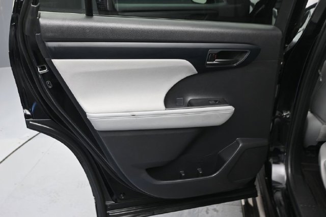 Used 2023 Toyota Highlander LE AWD/4WD image 17