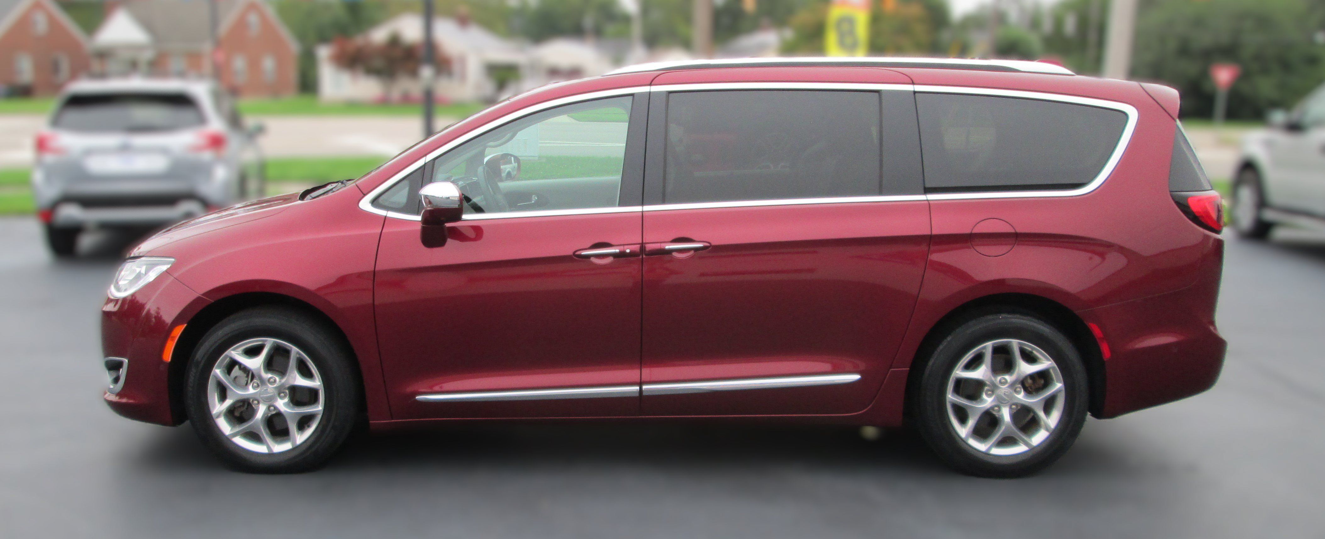 Used 2019 Chrysler Pacifica Limited w/ Advanced Safetytec Group FWD image 4