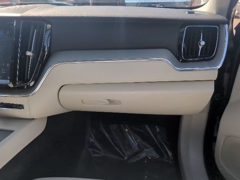 Used 2023 Volvo XC60 B5 Plus image 25