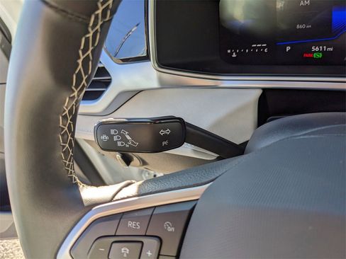 Certified 2025 Volkswagen Taos SE image 30