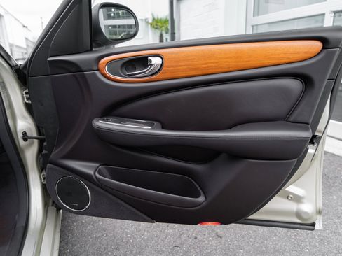 Used 2006 Jaguar XJ Vanden Plas Super V8 Portfolio RWD image 50