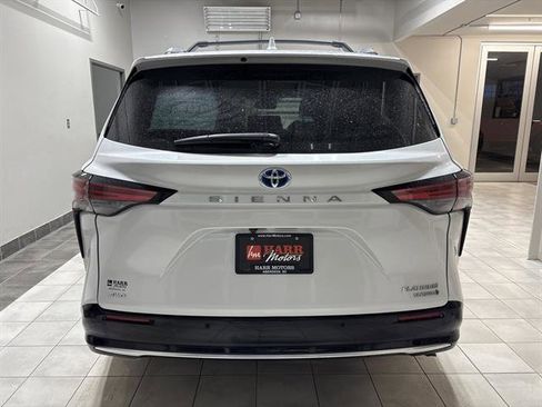 Used 2024 Toyota Sienna Platinum image 3