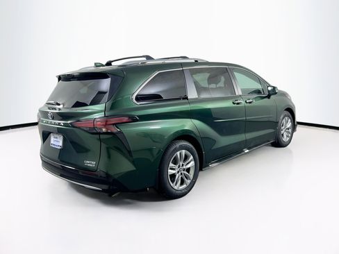 Used 2022 Toyota Sienna Limited image 5