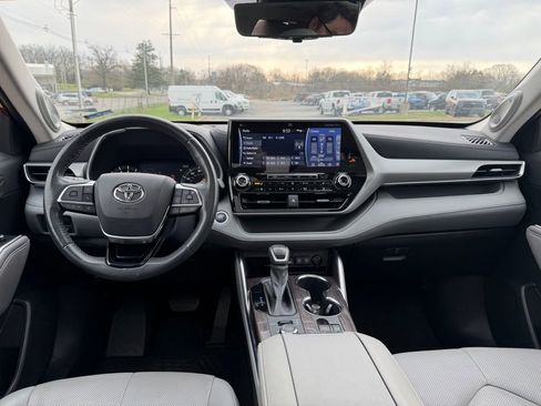 Used 2021 Toyota Highlander Platinum image 11