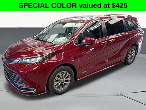 Used 2021 Toyota Sienna XLE image 2