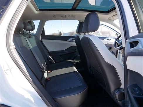 Certified 2025 Volkswagen Taos SE w/ Panoramic Sunroof Package image 19