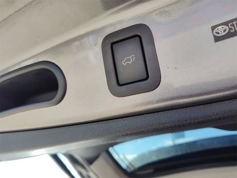 Used 2014 Toyota Highlander LE image 11