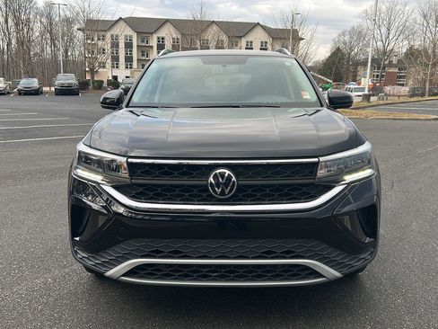 Certified 2022 Volkswagen Taos SE image 2
