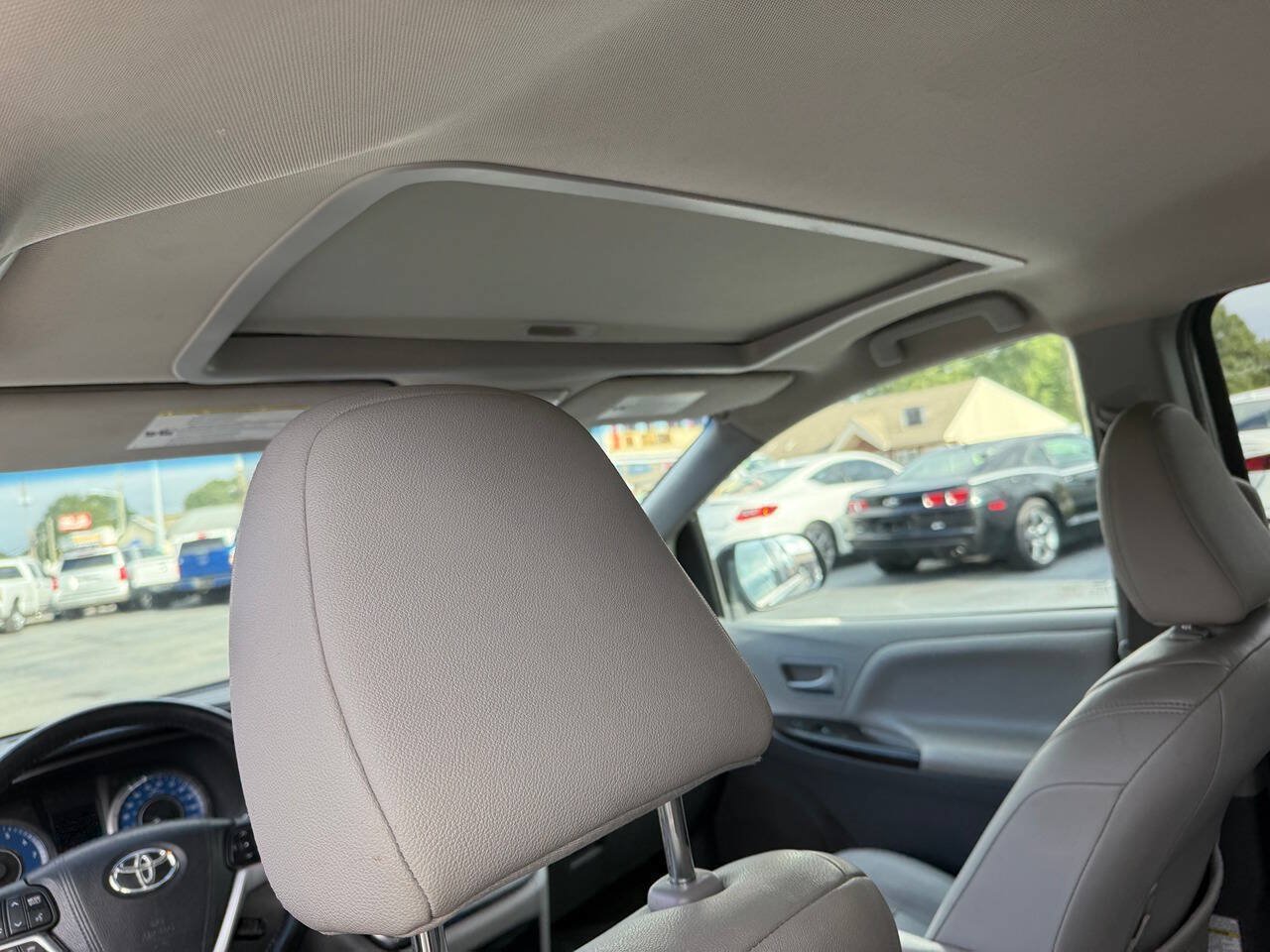 Used 2015 Toyota Sienna XLE FWD image 13