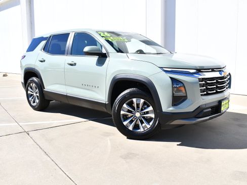 Used 2026 Chevrolet Equinox LT w/ Convenience Package II FWD image 2