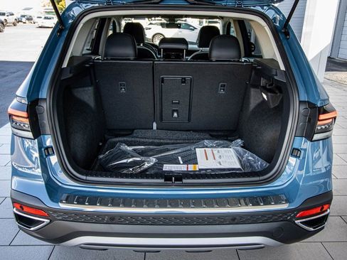 New 2026 Volkswagen Taos SE image 16